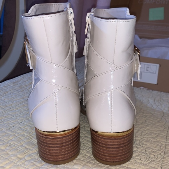 Journee Collection Elley Ivory Ankle Booties Size 7 - Picture 8 of 15